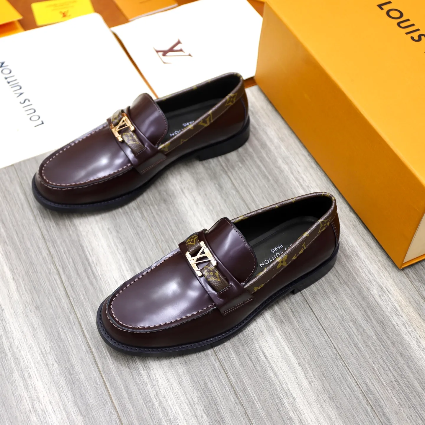 Men's Men's Shoes💰💰920LV Louis Vuitton Slip-on Loafers, top quality products from Guangzhou, ready for sale! This LV Glove loafer is made of selected soft cowhide, with a slightly wrinkled leather surface and a very high-end texture. Each pair is unique. The leather surface is light and soft, with a fine texture and good luster. It is a classic loafer style, with exquisite handmade mark stitching on the toe, and a square toe configuration to highlight the classic style. The horizontal band has hot-printed LV three-dimensional letters, semi-solid handcrafts and a genuine leather outsole, and a rubber patch on the heel to create wear-resistant performance and comfort. One of the must-have loafers for men! Comes with full original packaging! Code number: 38-39-40-41-42-43-44 (38, 45, 46 customized) standard leather shoe code